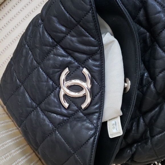 CHANEL CHAIN AROUND QUILTED LEATHER HOBO BAG - Picture 12 of 15